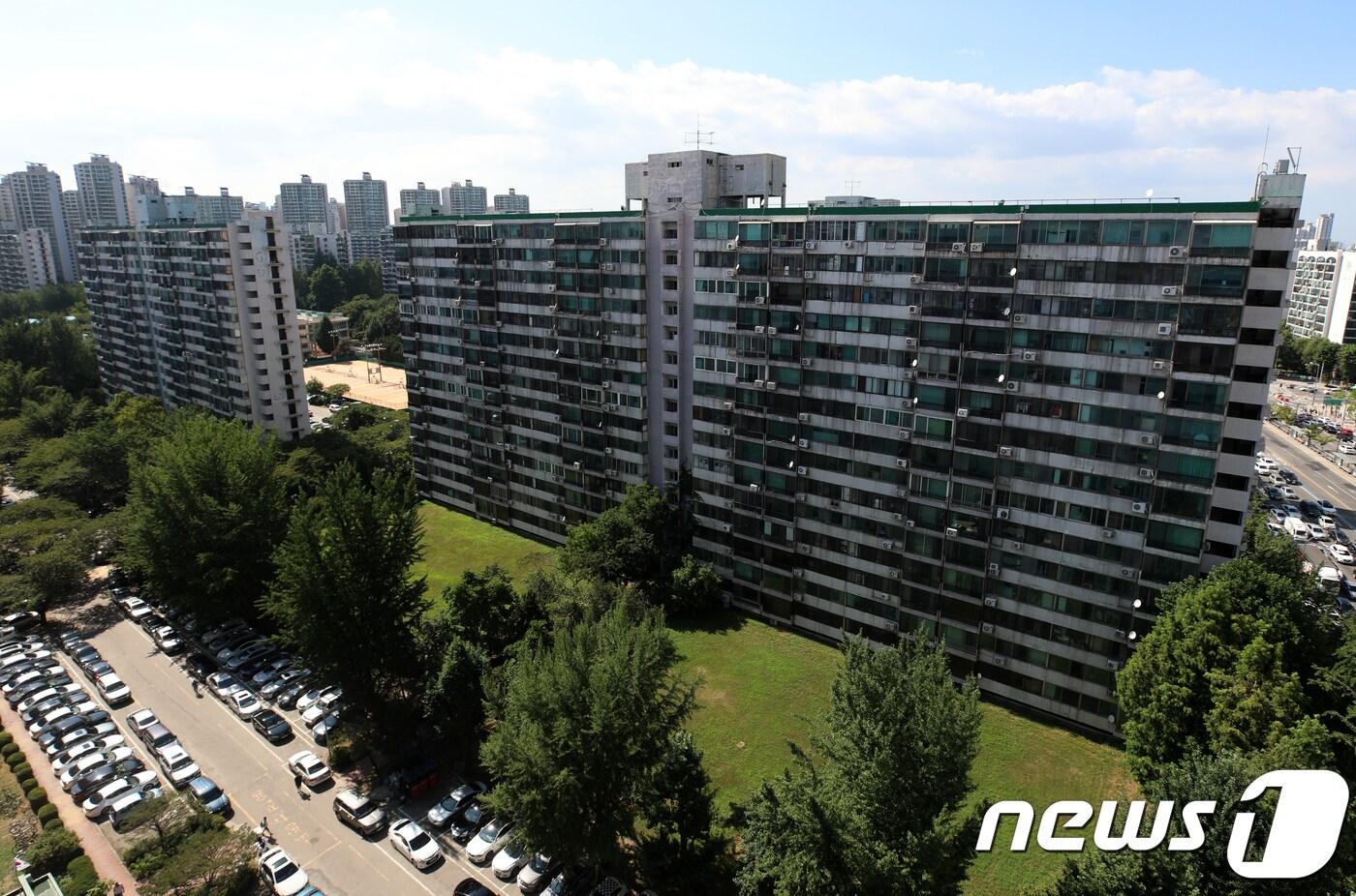 본문 이미지 - 재건축을 앞둔 서울 송파구 잠실 주공5단지 아파트. (뉴스1DB) ⓒ News1 구윤성 기자