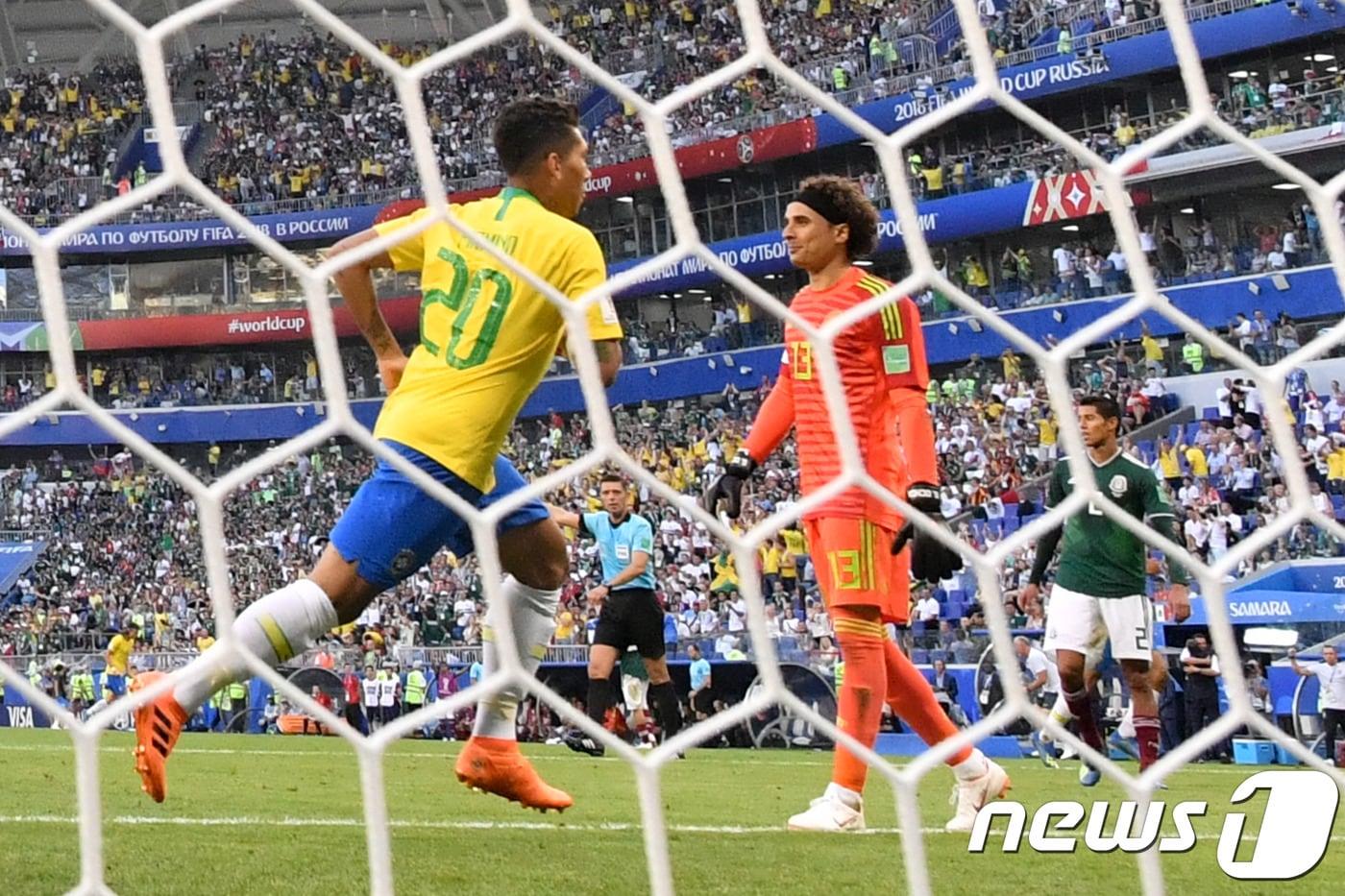 브라질의 호베르투 피르미누(왼쪽)가 2일(한국시간) 러시아 사마라의 사마라 아레나에서 열린 멕시코와의 2018 국제축구연맹(FIFA) 러시아 월드컵 16강전에서 득점 후 세리머니를 하고 있다. ⓒ AFP=News1