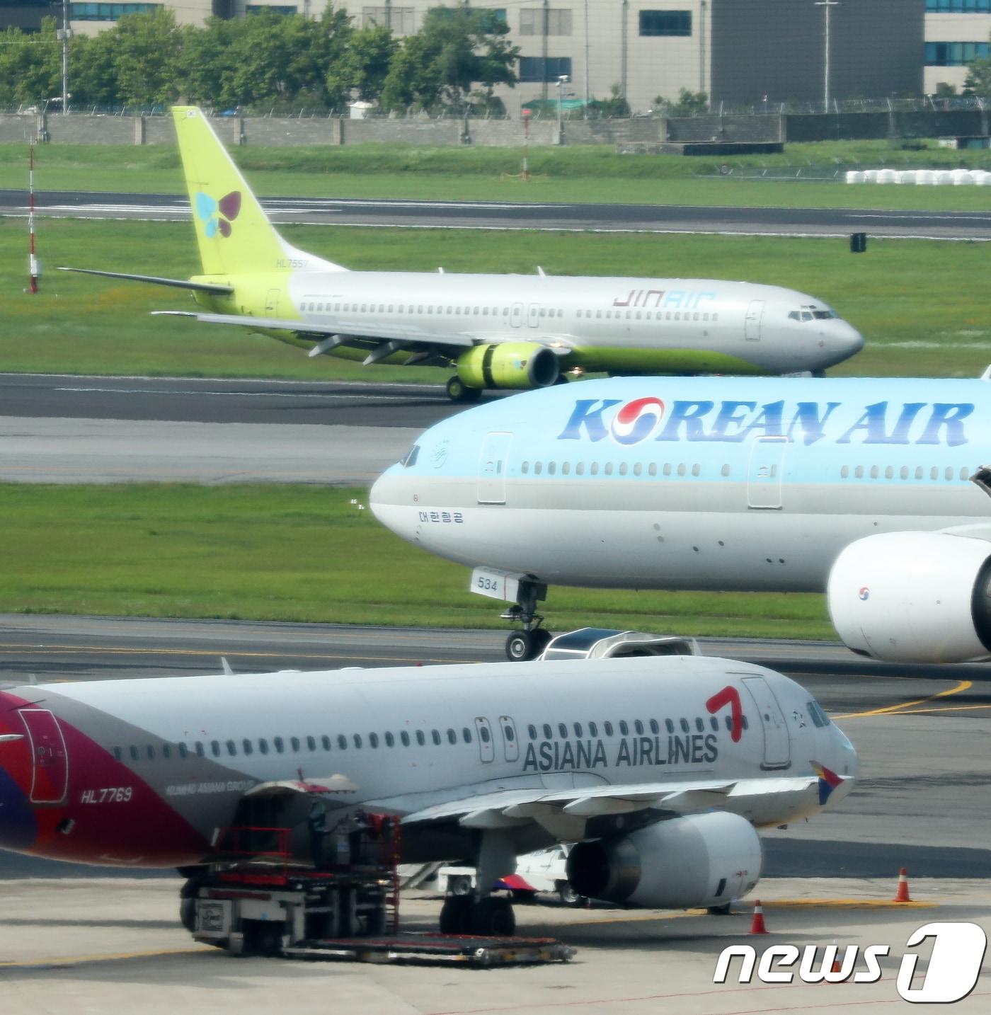 본문 이미지 - 서울 강서구 김포공항 계류장에 대기 중인 국적항공사 항공기 모습. ⓒ News1 허경 기자
