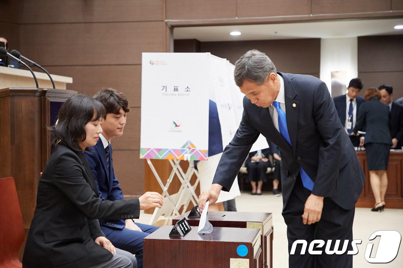본문 이미지 - 의장에 선출된 이건한 의원이 투표를 하고 있다.(용인시의회 제공)ⓒ News1