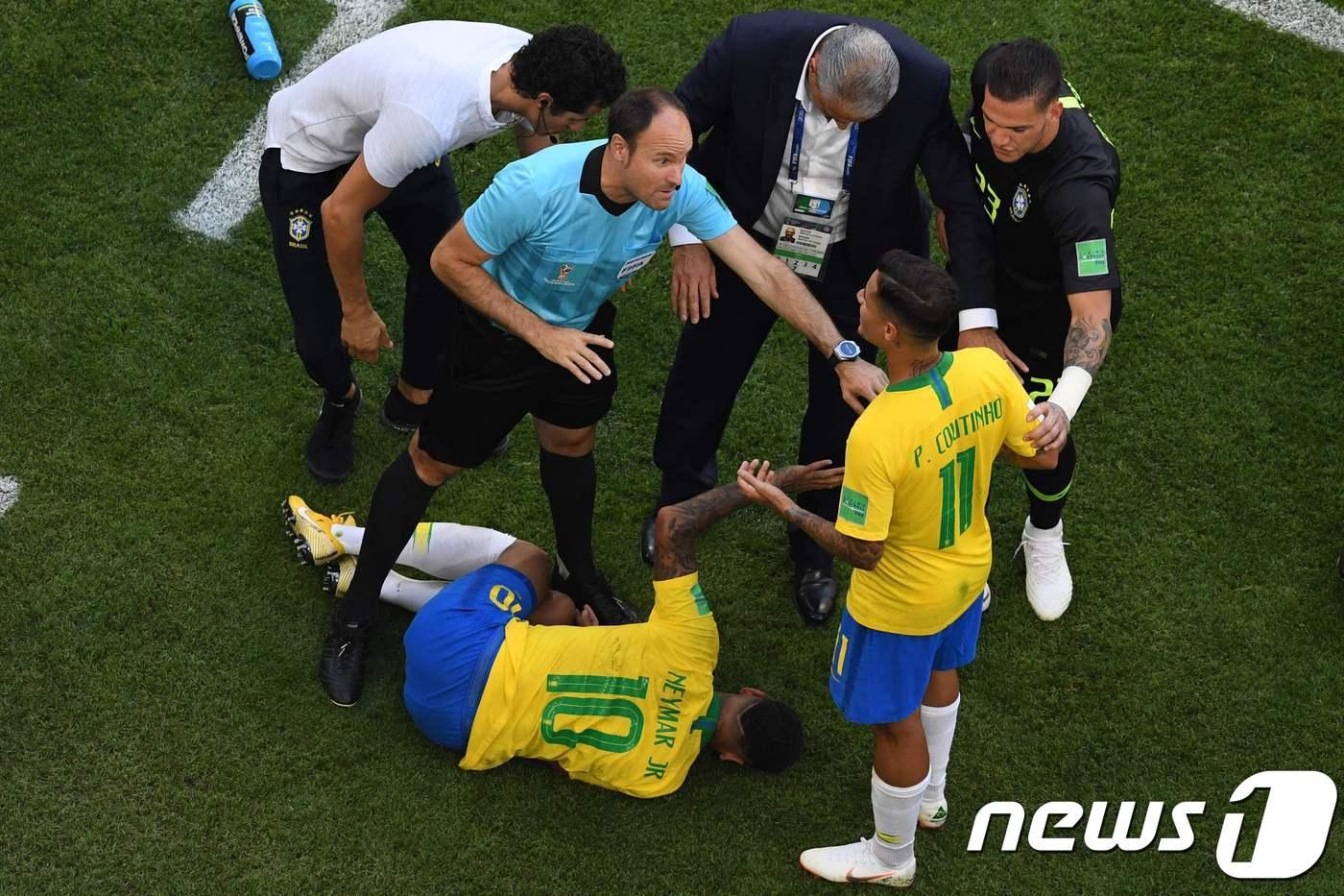 네이마르가 3일(한국시간) 러시아 사마라 아레나에서 열린 2018 국제축구연맹(FIFA) 러시아 월드컵 16강전 멕시코와 경기에서 1-0으로 앞서던 후반 26분 상대 팀 미겔 라윤에게 오른발목을 밟힌 후 고통을 호소하고 있다.ⓒ AFP=뉴스1