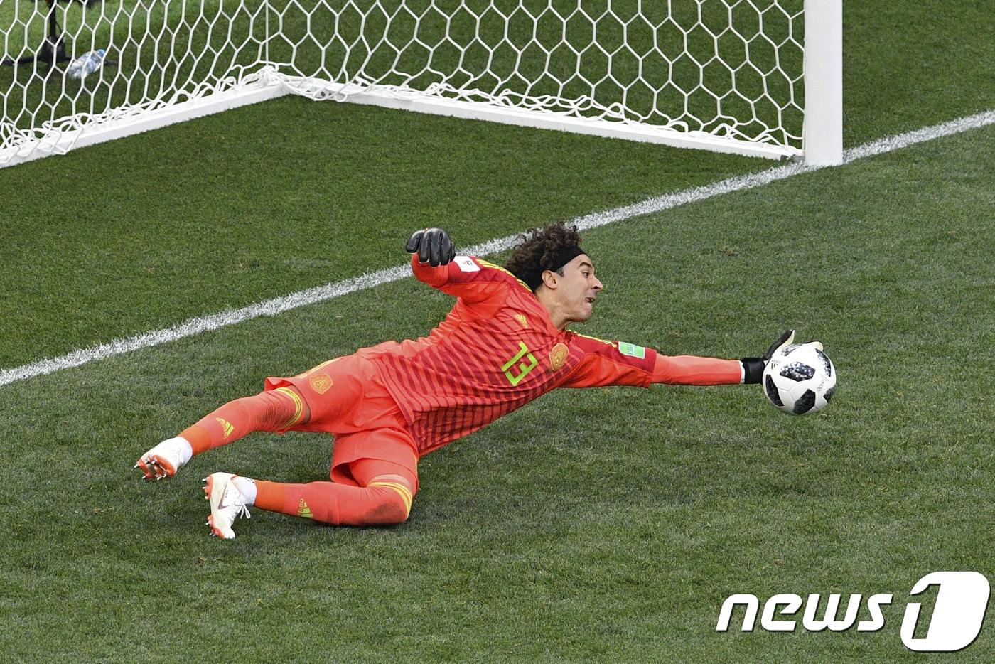 멕시코의 골키퍼 기예르모 오초아는 2018 러시아월드컵 4경기에서 총 25개의 선방을 기록했다. ⓒ AFP=News1
