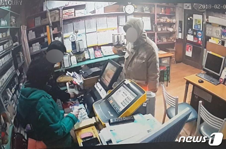 본문 이미지 - 지난 2월 7일 청주 서원구의 한 복권방에서 위조 복권으로 당첨금을 지급받으려 했던 A씨. (청주상당경찰서 제공) ⓒ News1