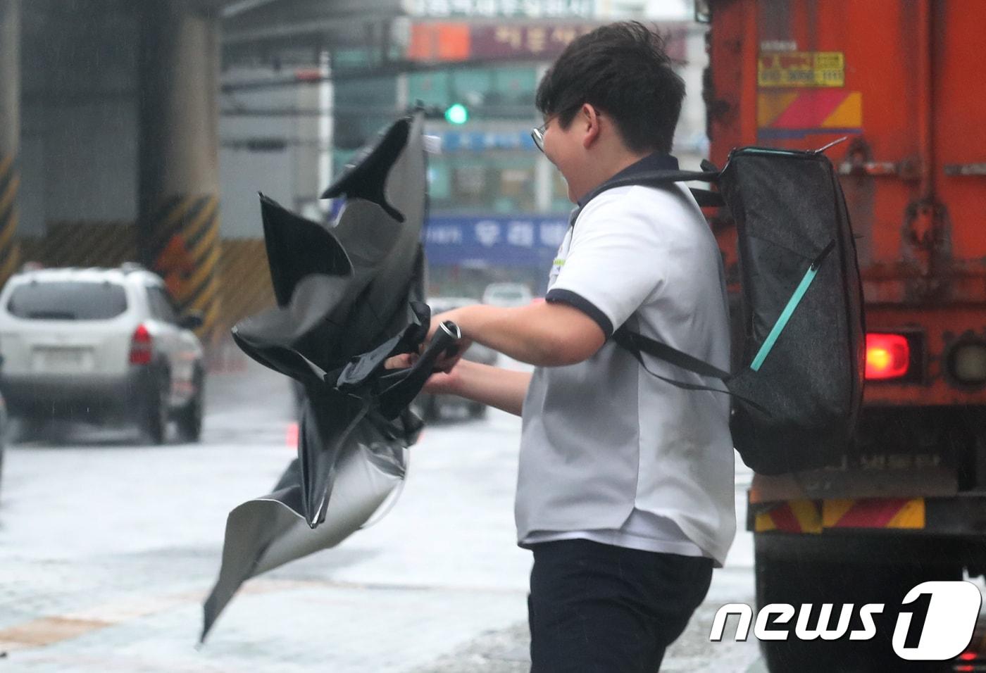 제7호 태풍 '쁘라삐룬'이 북상 중인 3일 오후 부산 동구 범일동 일대에서 한 학생이 비바람을 맞으며 걸어가고 있다. 2018.7.3/뉴스1 ⓒ News1 여주연 기자