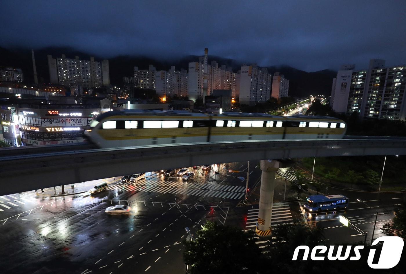 본문 이미지 - 제7호 태풍 쁘라삐룬의 영향으로 대구지역에 태풍주의보가 내려진 3일 오후 대구도시철도 3호선 전동차가 운행하고 있다. 대구도시철도공사에 따르면 이날 오후 6시 20분쯤 건들바위역에서 전동차 전원공급장치 이상으로 승객을 태운 채 정상 운행할 수 없다고 판단돼 승객 70~80명을 하차시켰다. 여파로 뒤따르는 전동차가 일부 지연됐다. 대구도시철도 3호선은 지난 3월에도 대구에 내린 눈 때문에 전동차가 멈추는 사고가 발생했다. 2018.7.3/뉴스1 ⓒ News1 공정식 기자