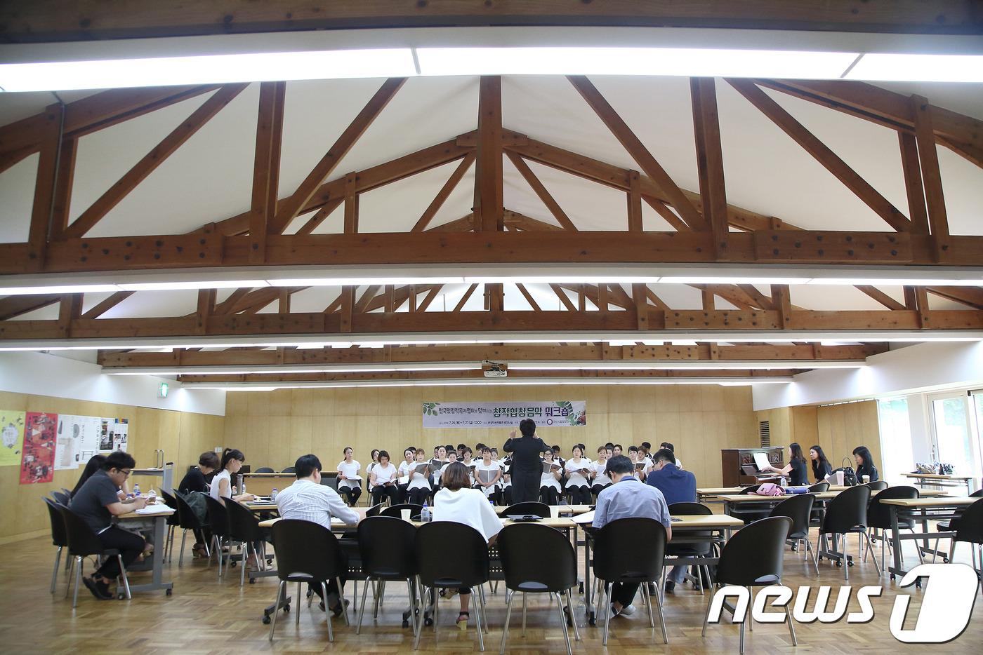 본문 이미지 - 한국합창작곡가협회 회원들이 미발표 합창곡에 대한 개선점을 논의하고 있다. ⓒ News1