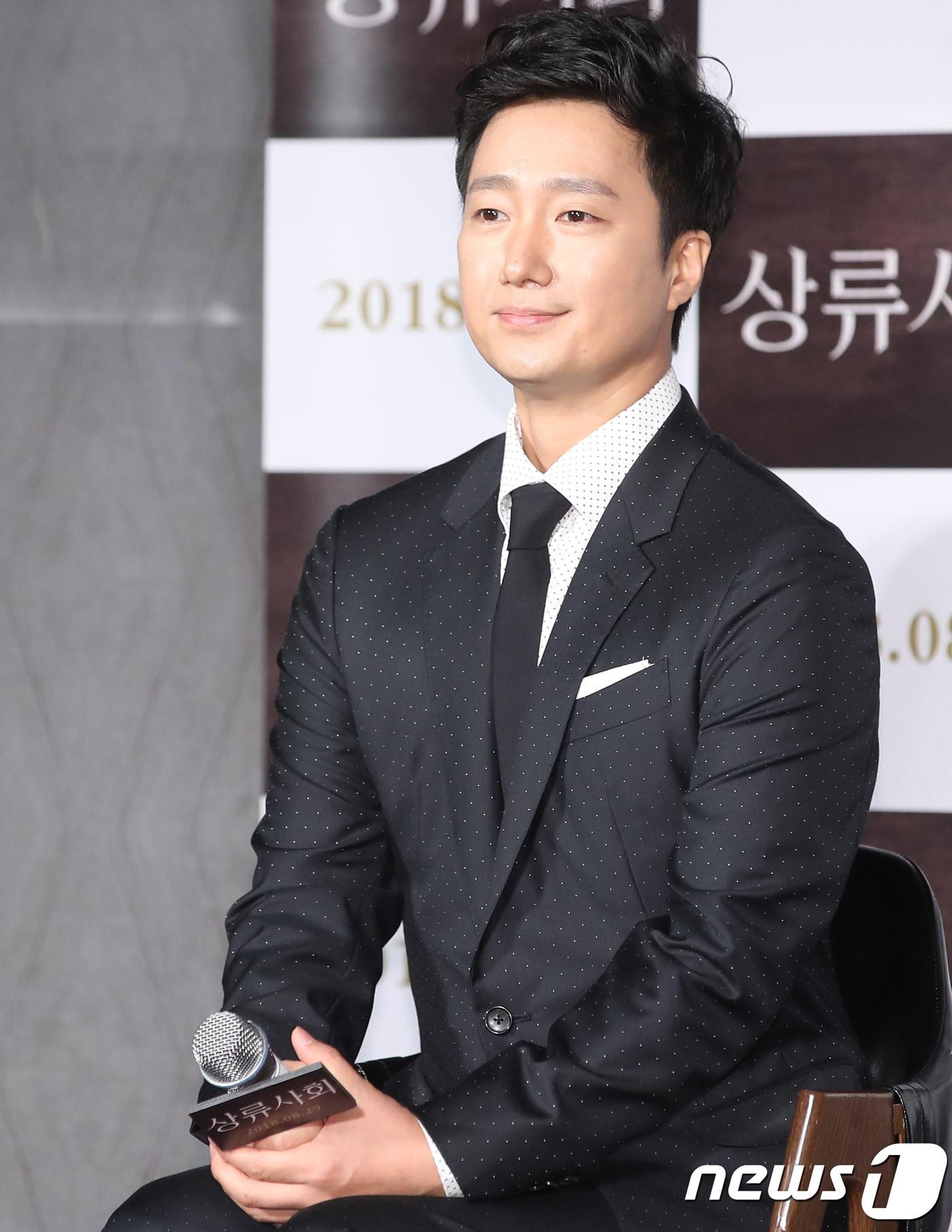 본문 이미지 - 배우 박해일이 31일 오전 서울 광진구 롯데시네마 건대입구에서 열린 영화 ‘상류사회’ 제작보고회에 참석해 미소를 짓고 있다. ‘상류사회'는 각자의 욕망으로 얼룩진 부부가 아름답고도 추악한 상류사회로 들어가기 위해 모든 것을 내던지면서 벌어지는 이야기를 그린 작품이다, 2018.7.31./뉴스1 ⓒ News1 권현진 기자