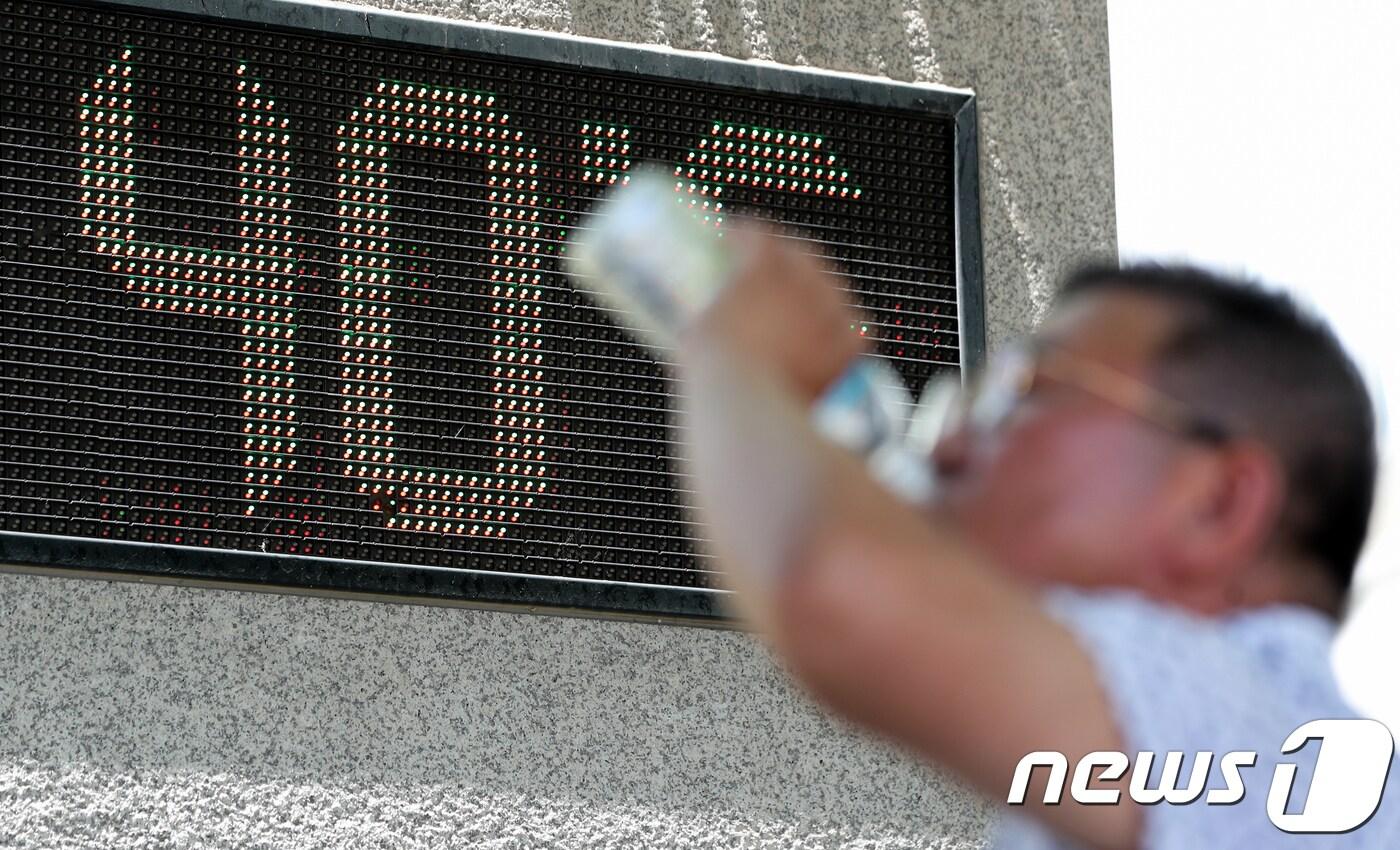 본문 이미지 - 서울 최고기온이 38도 이상까지 치솟는 등 찜통더위가 절정을 이룬 31일 서울 성수동의 한 공원에 설치된 온도계가 40도를 가르키고 있다. 2018.7.31/뉴스1 ⓒ News1 허경 기자
