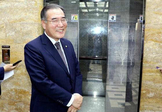 본문 이미지 - 이개호 농림축산식품부 장관 후보자가 31일 오후 서울 여의도 국회 농림축산식품해양수산위원회 위원장실에서 여야 의원들과 만난 후 밖으로 나와 환하게 웃으며 엘리베이터를 기다리고 있다. 이날 회의는 국무위원 후보자(농림축산식품부장관 이개호) 인사청문회 실시계획서 채택의 건과 자료제출 요구의 건을 처리하기 위해 열렸다. 2018.7.31/뉴스1 ⓒ News1 박정호 기자