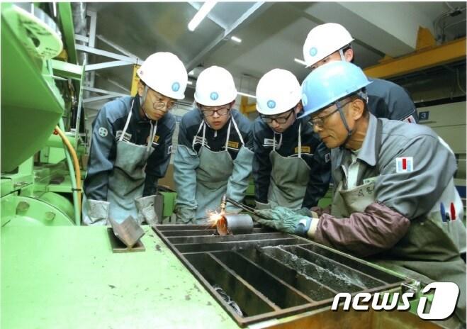 본문 이미지 - 명장이 울산마이스터고 학생들에게 기술을 전수하고 있다. (울산교육청 제공)ⓒ News1