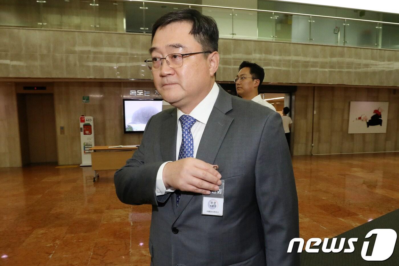 본문 이미지 - 구성훈 삼성증권 사장이 4일 오전 서울 세종대로 금융위원회에서 열린 증권선물위원회(증선위) 정례회의에 출석하고 있다. 이날 증선위는 삼성증권 유령주식 배당사고와 삼성바이오로직스 분식회계 혐의를 논의한다. 2018.7.4/뉴스1 ⓒ News1 박세연 기자