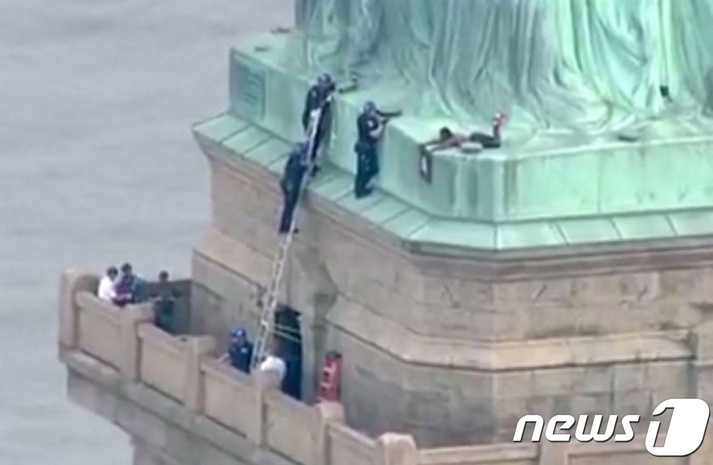 본문 이미지 - 자유의 여신상을  ⓒ AFP=뉴스1