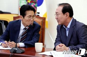 본문 이미지 - 윤소하 정의당 원내수석부대표(왼쪽)가 5일 오전 서울 여의도 국회에서 열린 상무위원회의에서 대화를 나누고 있다. 2018.7.5/뉴스1 ⓒ News1 박정호 기자