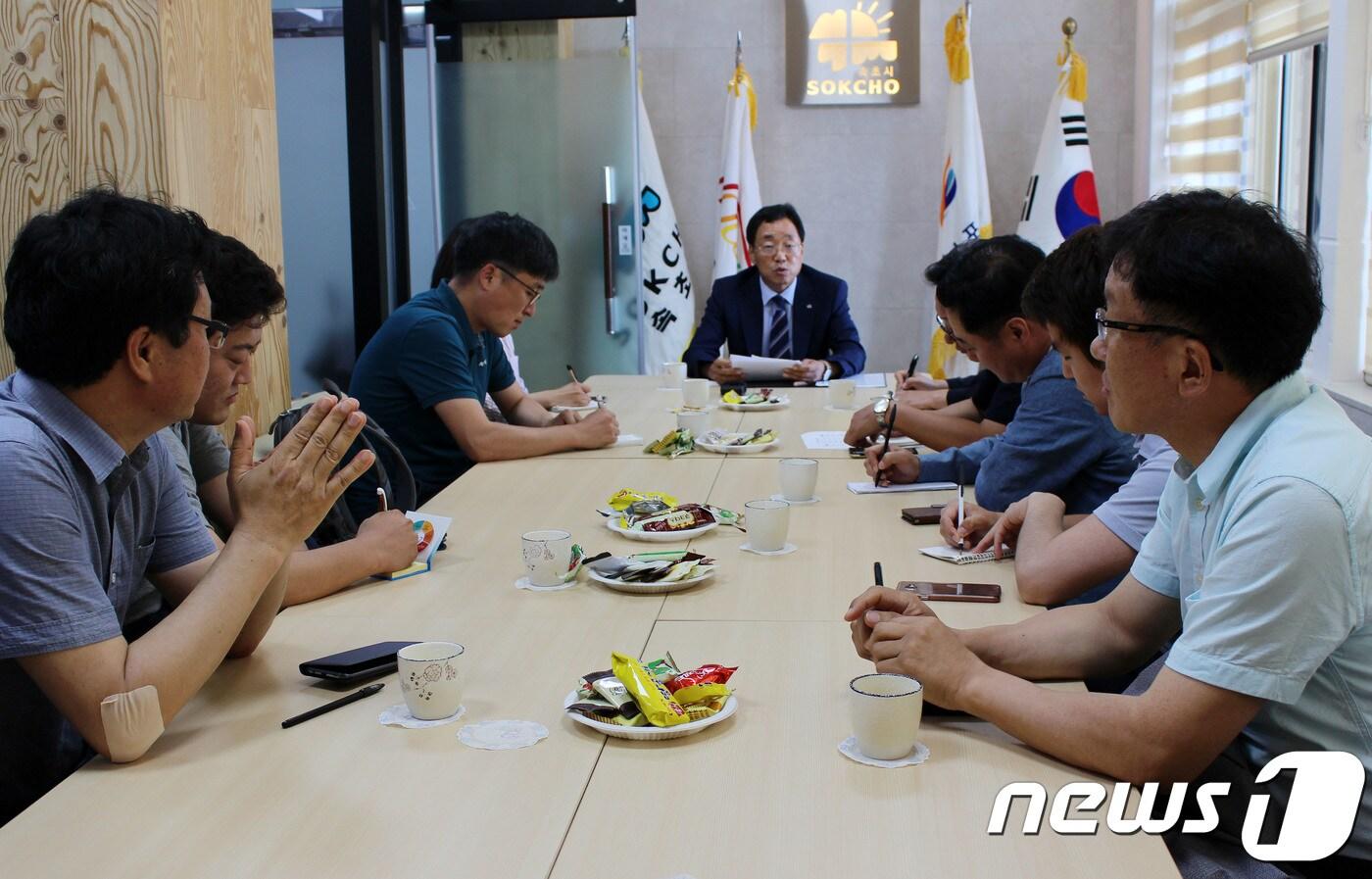 본문 이미지 - 김철수 속초시장(가운데)이 지난 4일 오후 속초시청 소회의실에서 인사발령에 대한 브리핑을 하고 있다. (속초시 제공) 2018.7.5/뉴스1 ⓒ News1