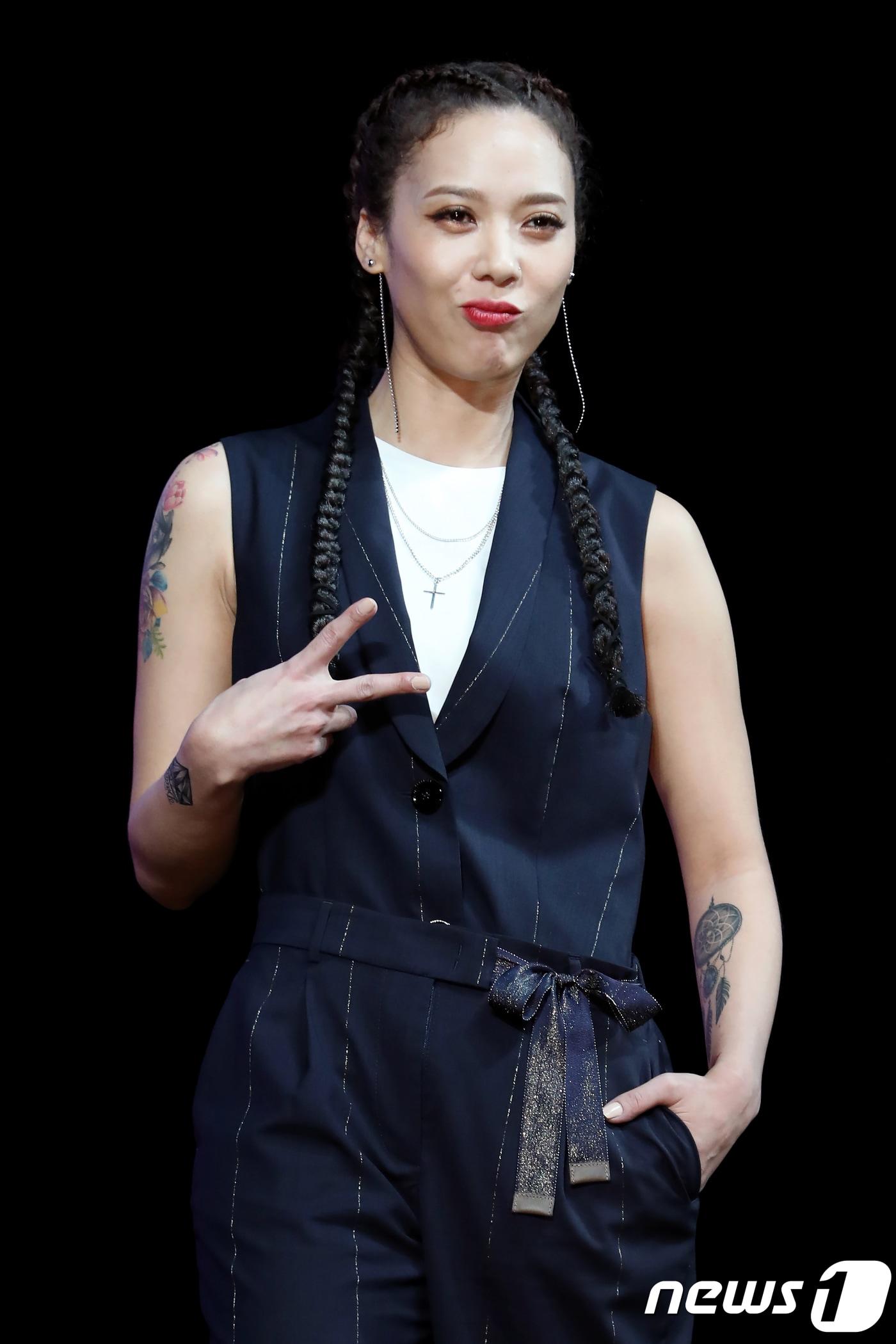 본문 이미지 - 가수 윤미래가 5일 오후 서울 광진구 예스이십사라이브홀에서 진행된 새 앨범 'GEMINI 2' 음감회에 참석해 포즈를 취하고 있다. 2018.7.5./뉴스1 ⓒ News1 강고은 에디터