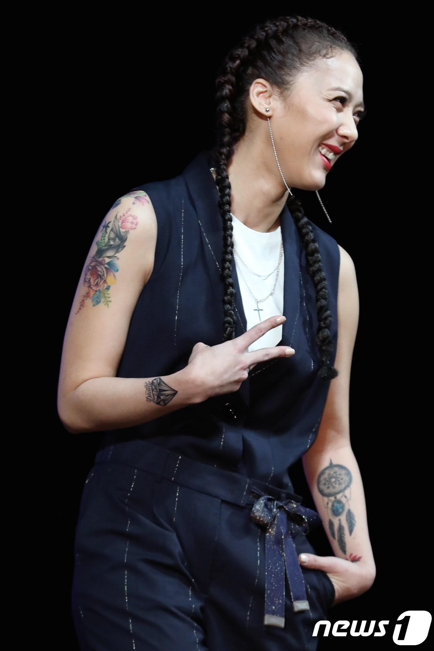 본문 이미지 - 가수 윤미래가 5일 오후 서울 광진구 예스이십사라이브홀에서 진행된 새 앨범 'GEMINI 2' 음감회에 참석해 포즈를 취하고 있다. 2018.7.5./뉴스1 ⓒ News1 강고은 에디터