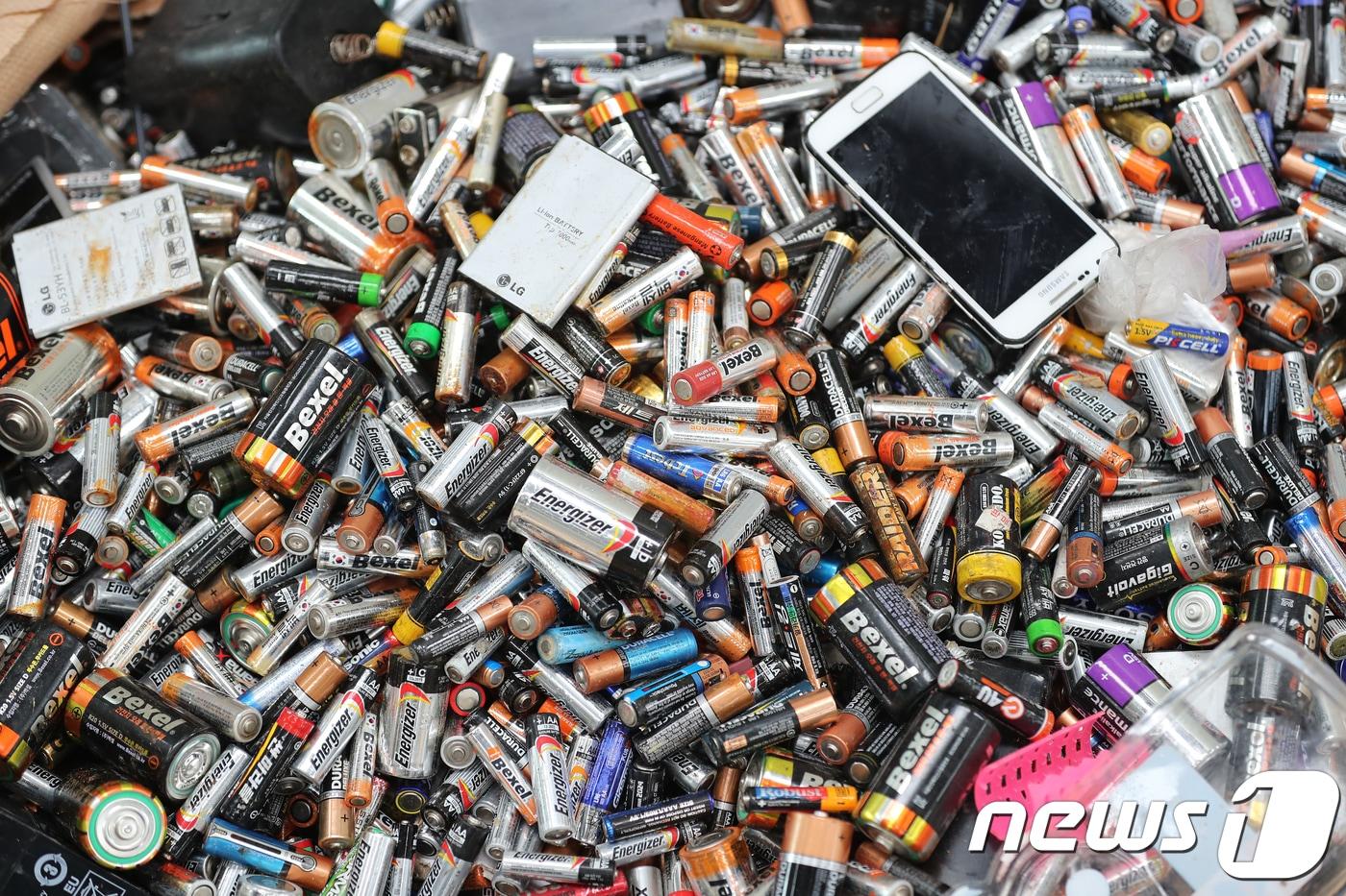대구 동구 불로동 동구자원재활용센터 재활용 선별장 내부에 폐건전지와 휴대전화 배터리가 쌓여 있다. 2018.7.5/뉴스1 ⓒ News1 공정식 기자