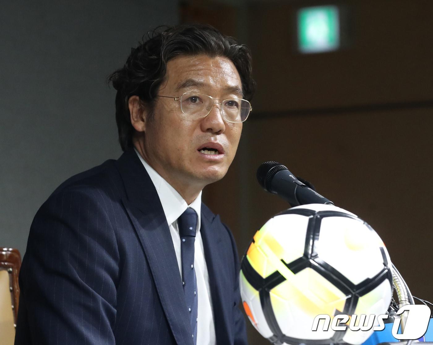 본문 이미지 - 김판곤 대한축구협회 국가대표감독 선임위원장이 4일 오후 서울 종로구 축구협회에서 열린 국가대표감독선임 소위원회를 마치고 기자회견을 하고 있다. 2018.7.4/뉴스1 ⓒ News1 송원영 기자