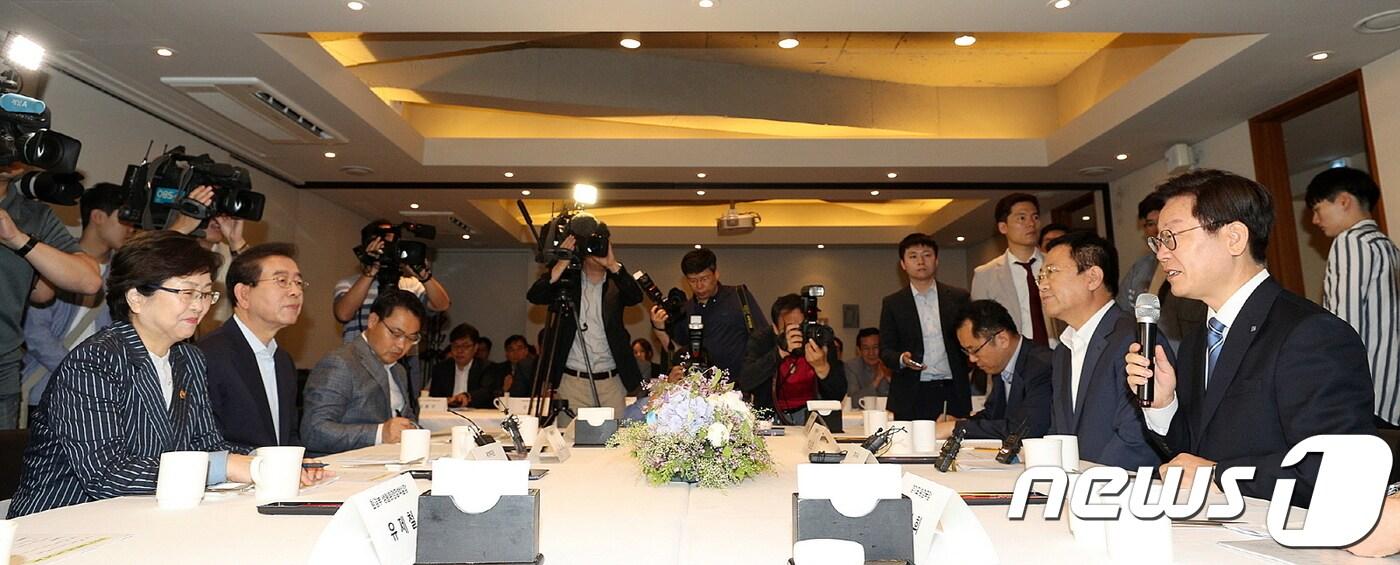 본문 이미지 - 이재명 경기도지사가 6일 오전 서울 중구 컨퍼런스하우스 달개비에서 열린 미세먼지 대책 마련을 위한 '수도권 광역자치단체장 간담회'에서 발언하고 있다.(경기도 제공) ⓒ News1 진현권 기자