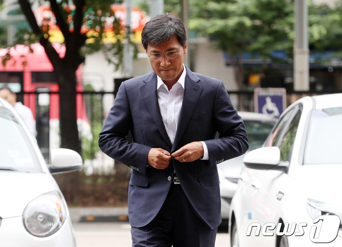 본문 이미지 - 수행비서를 위력으로 성폭행한 혐의 등을 받는 안희정 전 충남지사가 6일 오전 서울 마포구 서부지방법원에서 열린 2차 공판에 출석하고 있다. 2018.7.6/뉴스1 ⓒ News1 박세연 기자