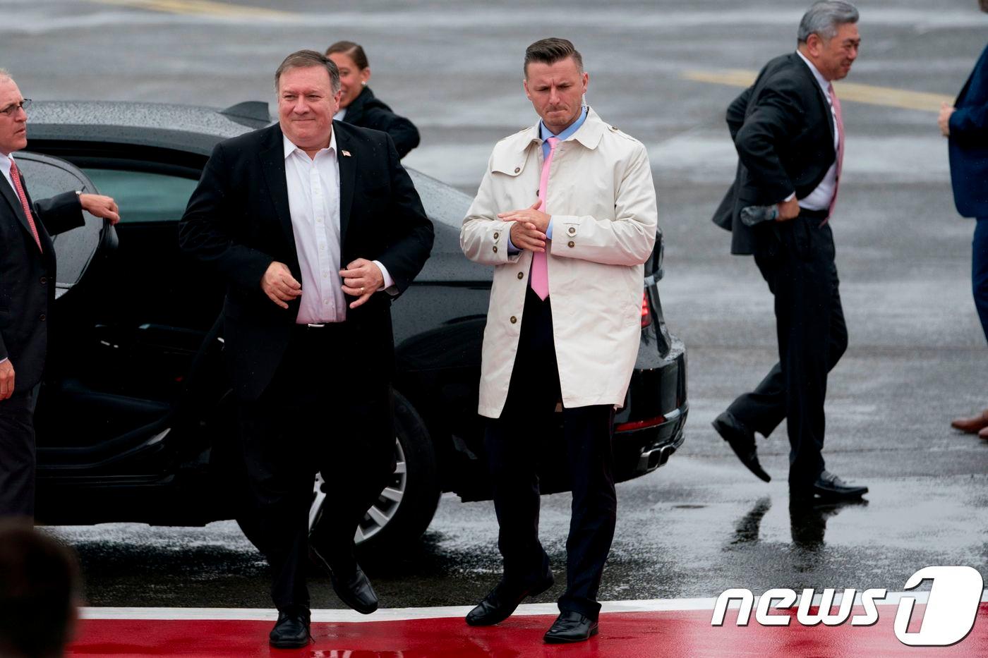 세번째 방북길에 오른 마이크 폼페이오 미국 국무장관이 6일(현지시간) 중간 경유지인 도쿄 인근 훗사에 있는 요코타 미국 공군기지에 앤드루 김 CIA 코리아임무 센터장과 함께 도착하고 있다. ⓒ AFP=뉴스1 ⓒ News1 우동명 기자