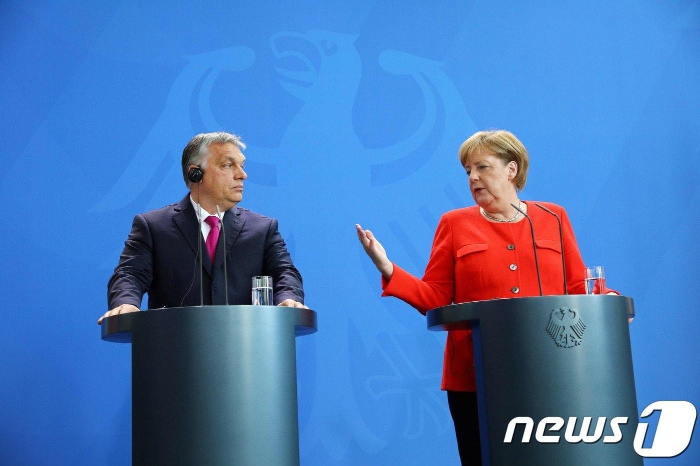 유럽의 난민 정책과 관련해 이견을 보인 앙겔라 메르켈 독일 총리(오른쪽)과 빅토르 오르반 헝가리 총리(왼쪽). ⓒ AFP=뉴스1