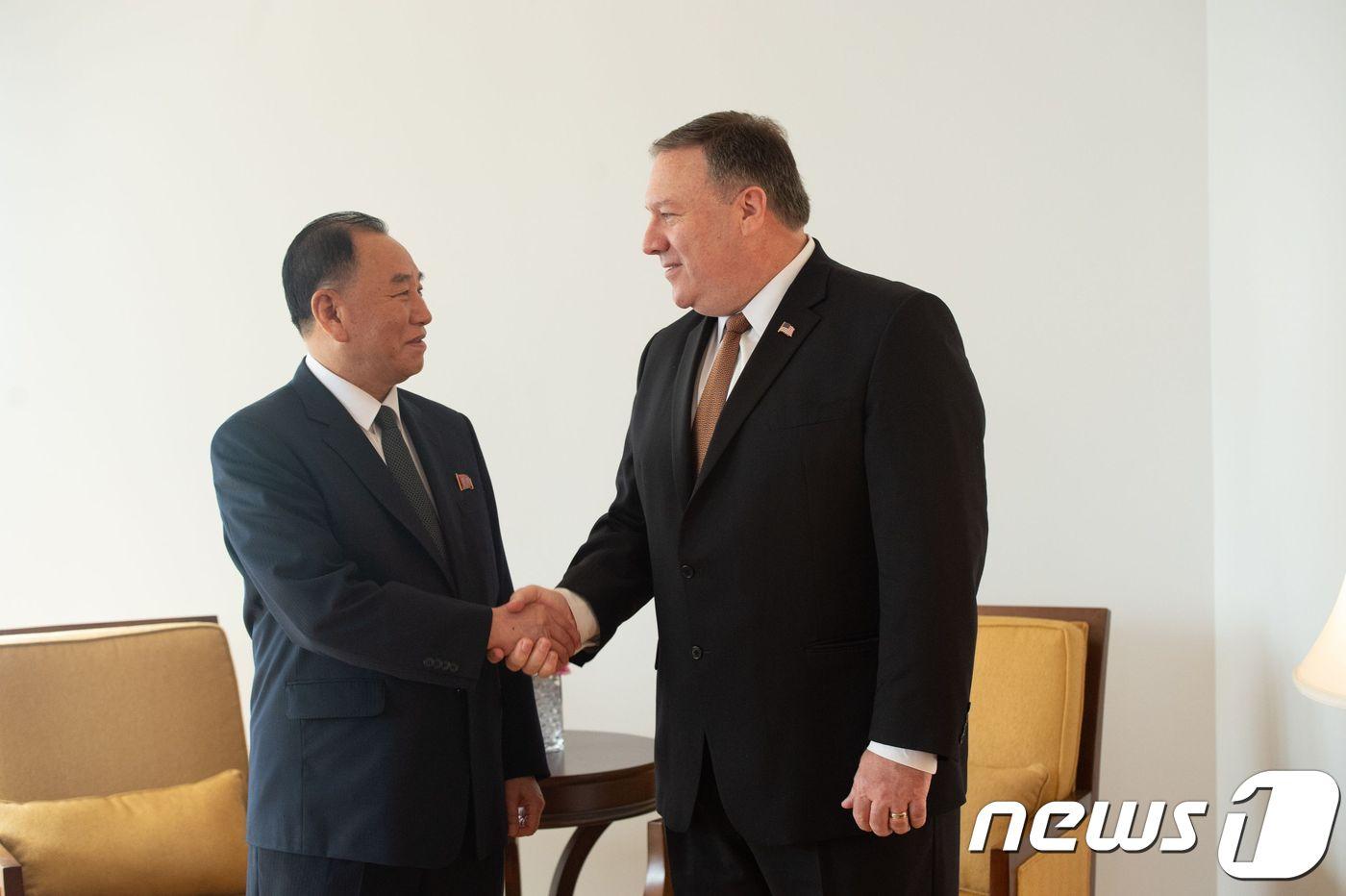김영철 북한 조선노동당 중앙위 부위원장 겸 통일전선부장(왼쪽)과 마이크 폼페이오 미국 국무장관 <오른쪽> ⓒ AFP=뉴스1