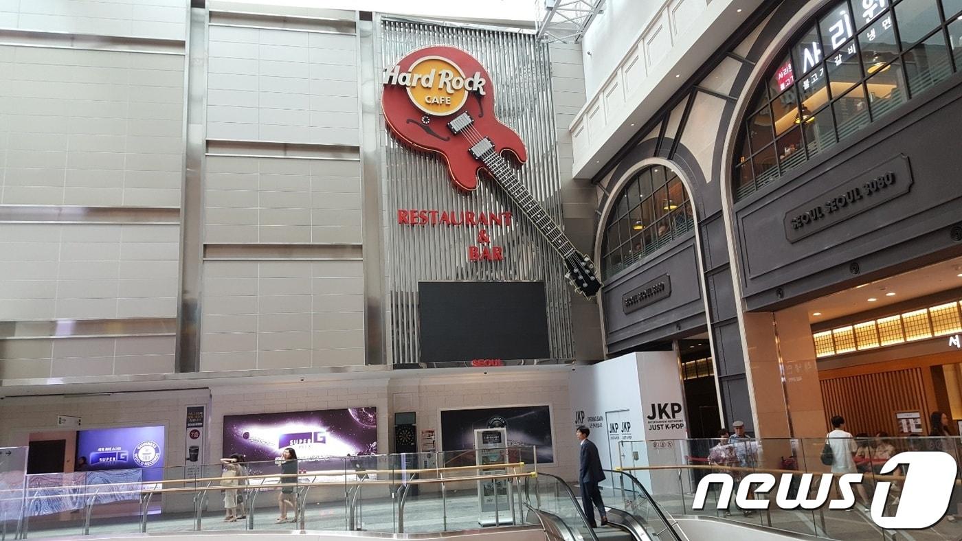7일 서울 잠실 롯데월드몰. 5층에 위치한 '하드 록 카페'가 지난 달 중순 영업을 종료했다. 버자야그룹은 리뉴얼을 거쳐 오는 8월 한류 콘셉트의 JKP(Just K-POP) 레스토랑을 오픈한다.ⓒ News1