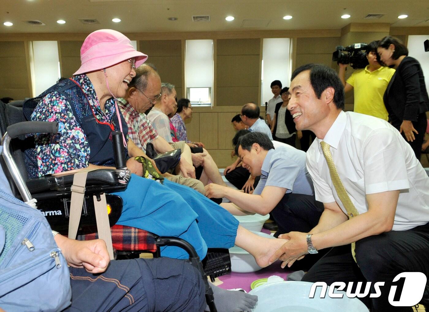 본문 이미지 - 문석진 서대문구청장이 오는 9일 구청에서 세족식을 갖는다. (서대문구 제공). ⓒ News1