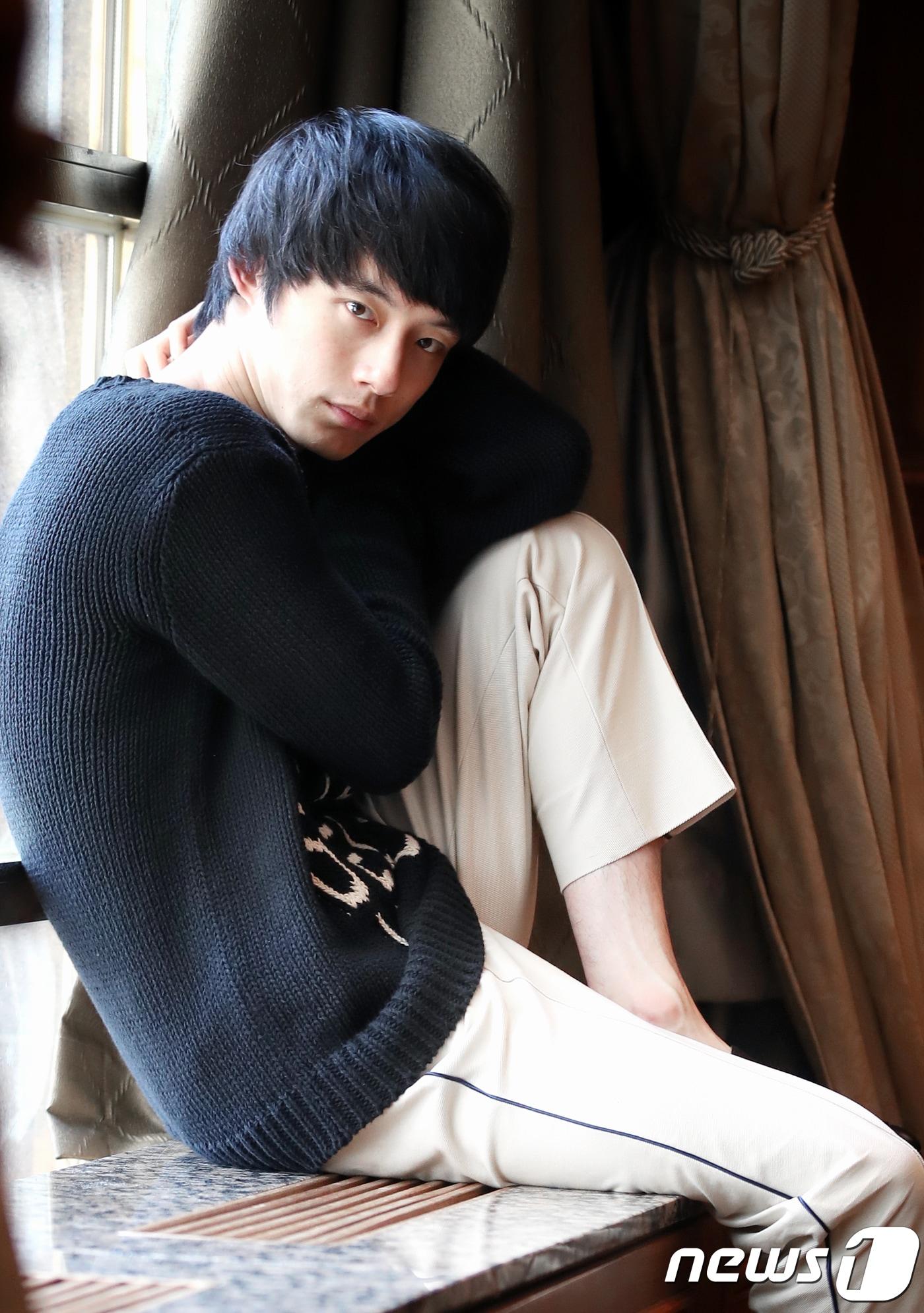 본문 이미지 - 일본 배우 사카구치 켄타로가 4일 오후 서울 논현동 임피리얼팰리스에서 뉴스1과의 인터뷰에 앞서 포즈를 취하고 있다. 사카구치 켄타로는 오는 11일 개봉을 앞둔 영화 ‘오늘밤, 로맨스 극장에서’에 출연했다. 극중 그는 영화감독 지망생 마키노 켄지 역을 맡았다. '오늘 밤, 로맨스 극장에서'는 고전 영화 상영관인 ‘로맨스 극장’에서 현실로 나오게 된 흑백 영화 속 공주님 ‘미유키’(아야세 하루카와 분)와 사랑에 빠지게 된 ‘켄지’의 마법 같은 러브 스토리를 그린 작품이다. 2018.7.7./뉴스1 ⓒ News1 권현진 기자