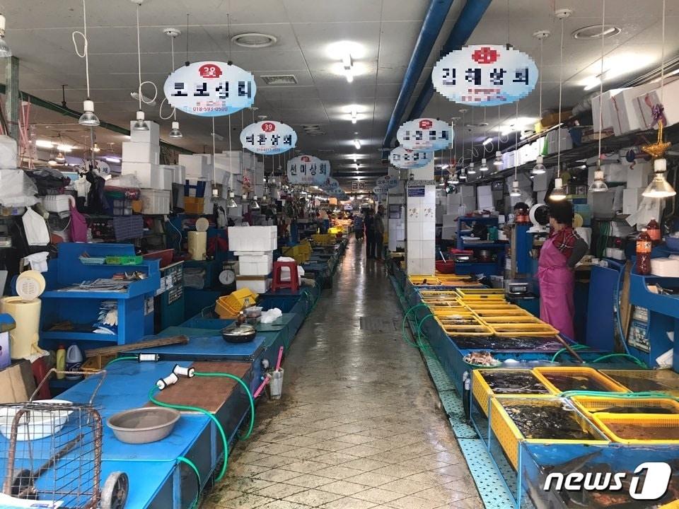 본문 이미지 - 7일 오후 2시가 넘은 시간이었지만 해변시장의 일부 가게는 문을 닫았고 손님이 없는 모습이다ⓒ News1박세진 기자