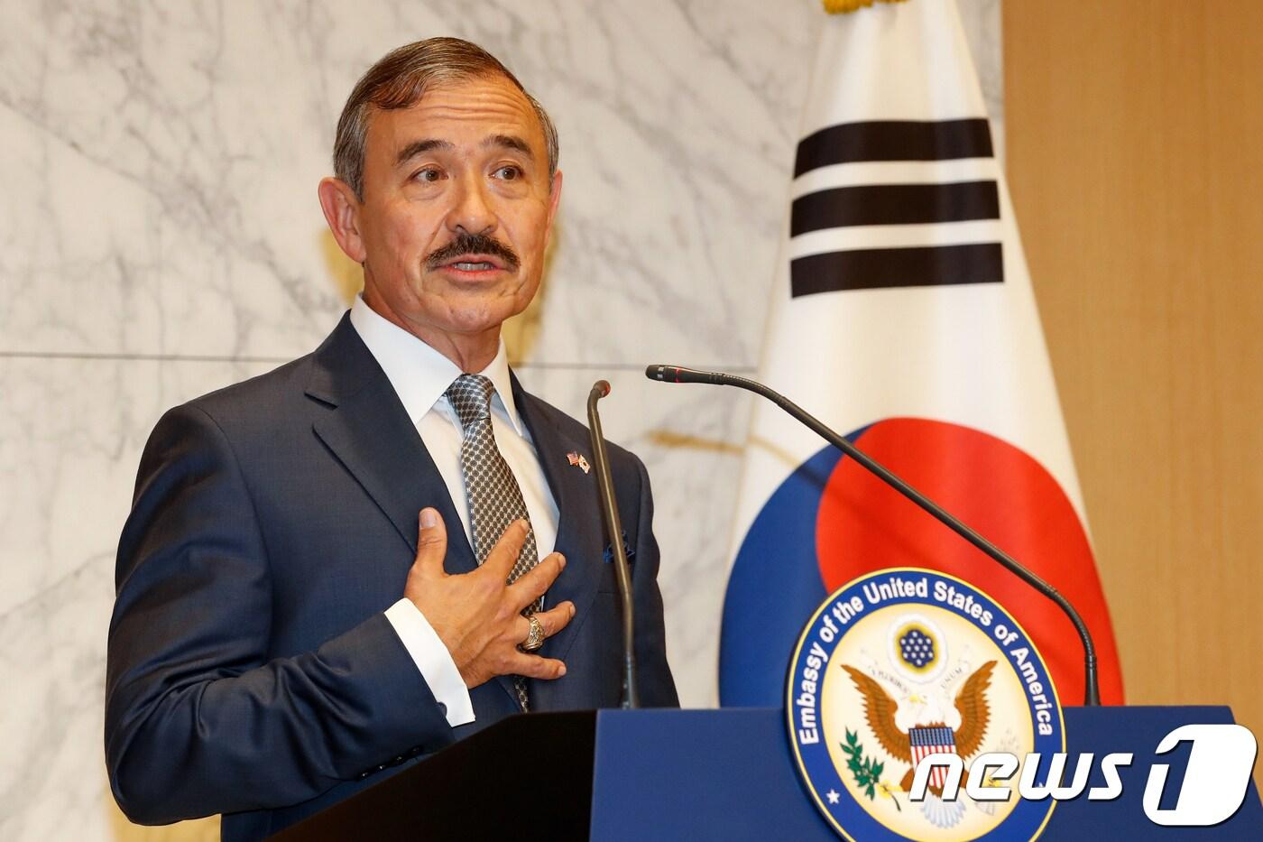 해리 해리스 신임 주한미국대사가 7일 오후 인천국제공항 제2터미널 귀빈실에서 부임 기자회견을 갖고 있다. 주한미대사관은 지난해 1월 마크 리퍼트 전 대사 이임 이후 마크 내퍼 주한미대사 대리 체제가 이어져왔으나 해리 해리스 신임 주한미국대사의 부임으로 1년 반 가까이의 공백이 상황이 해소됐다. 2018.7.7/뉴스1 ⓒ News1 이승배 기자