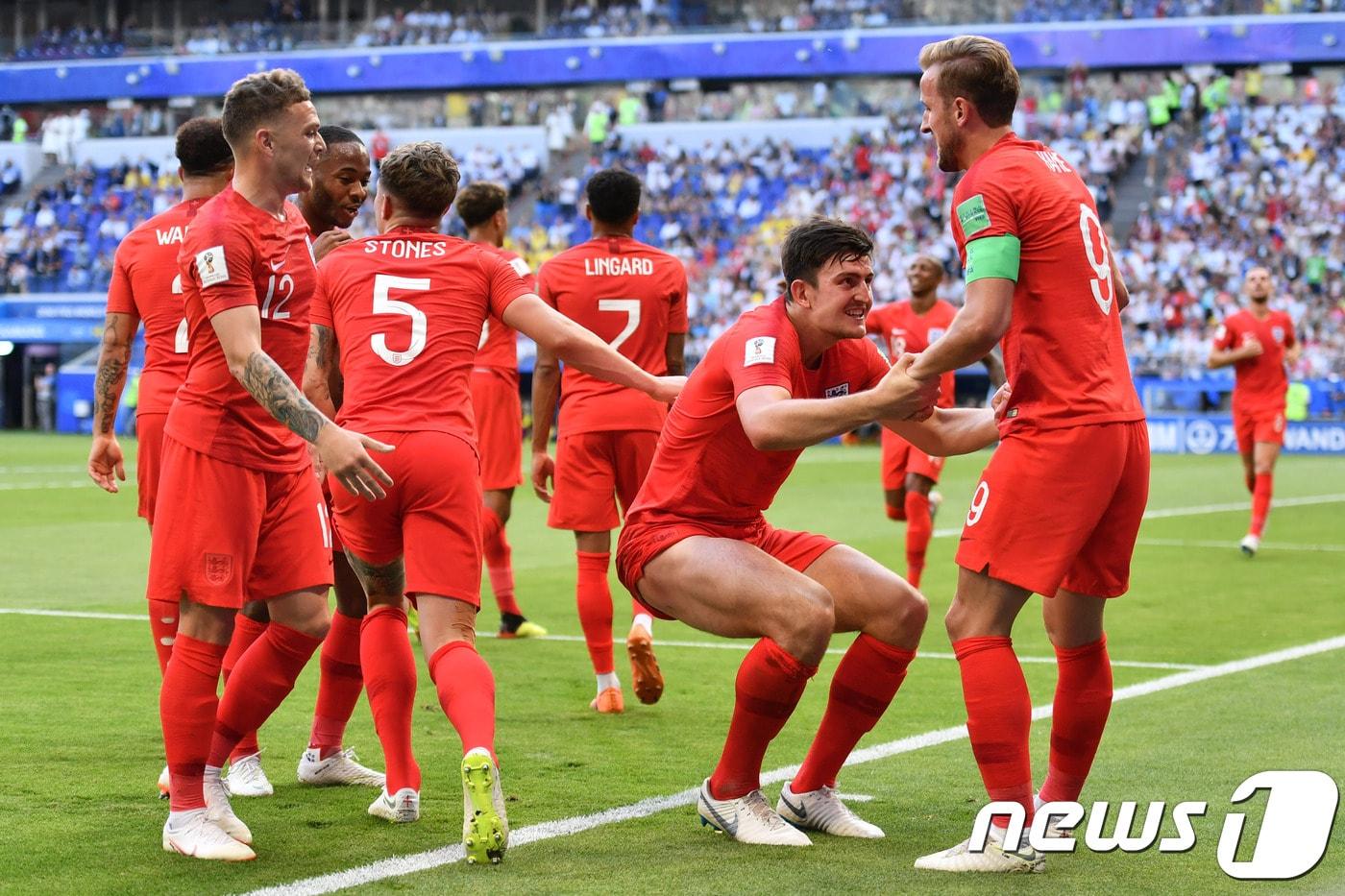 잉글랜드 선수들이 7일(한국시간) 러시아 사마라의 사마라 아레나에서 열린 스웨덴과의 2018 국제축구연맹(FIFA) 러시아 월드컵 8강전에서 득점 후 기뻐하고 있다. ⓒ AFP=News1