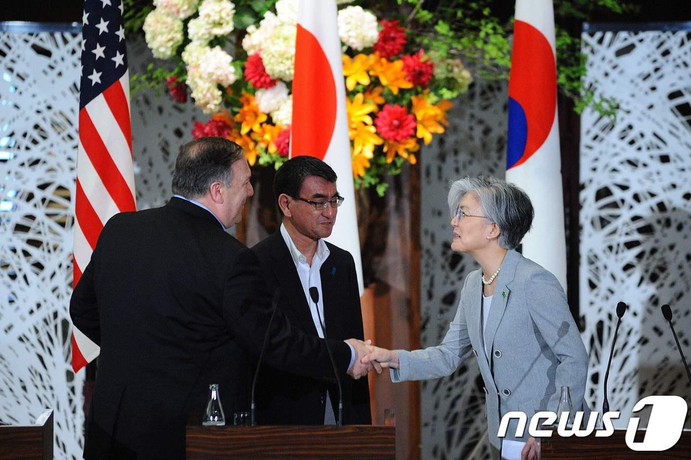 강경화 외교부 장관(맨 오른쪽), 마이크 폼페이오 미 국무장관(맨 왼쪽), 고노 다로 일 외무장관 018.7.8 AFP/뉴스1 ⓒ AFP=뉴스1 ⓒ News1 박지수 기자