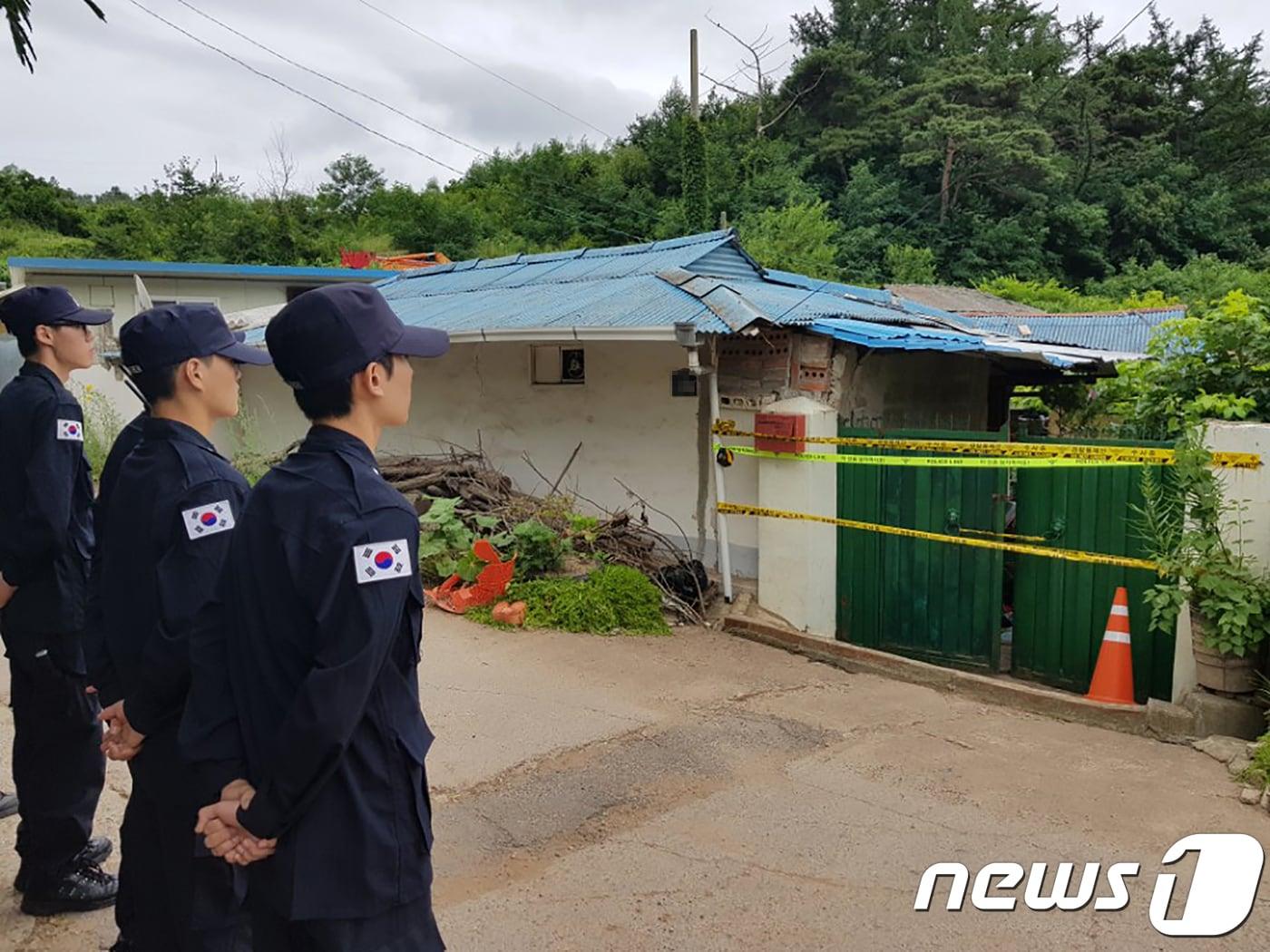 본문 이미지 - 지난 8일 낮 12시49분쯤 경북 영양군 영양읍 가정집에서 난동이 났다는 신고를 받고 출동한 영양경찰서 영양파출소 소속 B경위(51)와 C경위(53)가 집 주인 아들인 A씨(42)가 휘두른 흉기에 찔려 B경위가 숨지고 C경위가 부상했다.사건 현장에 경찰 병력이 배치돼 외부인 출입을 통제하고 있다.2018.7.8/뉴스1 ⓒ News1 피재윤 기자