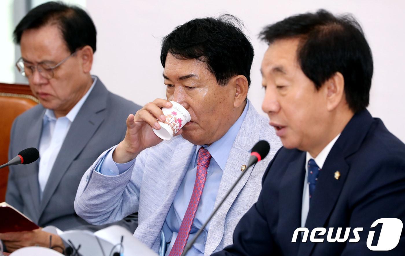 본문 이미지 - 안상수 자유한국당 혁신비상대책위원회 준비위원장이 9일 오전 서울 여의도 국회 당 대회의실에서 열린 원내대책회의에서 물을 마시고 있다. 2018.7.9/뉴스1 ⓒ News1 박정호 기자