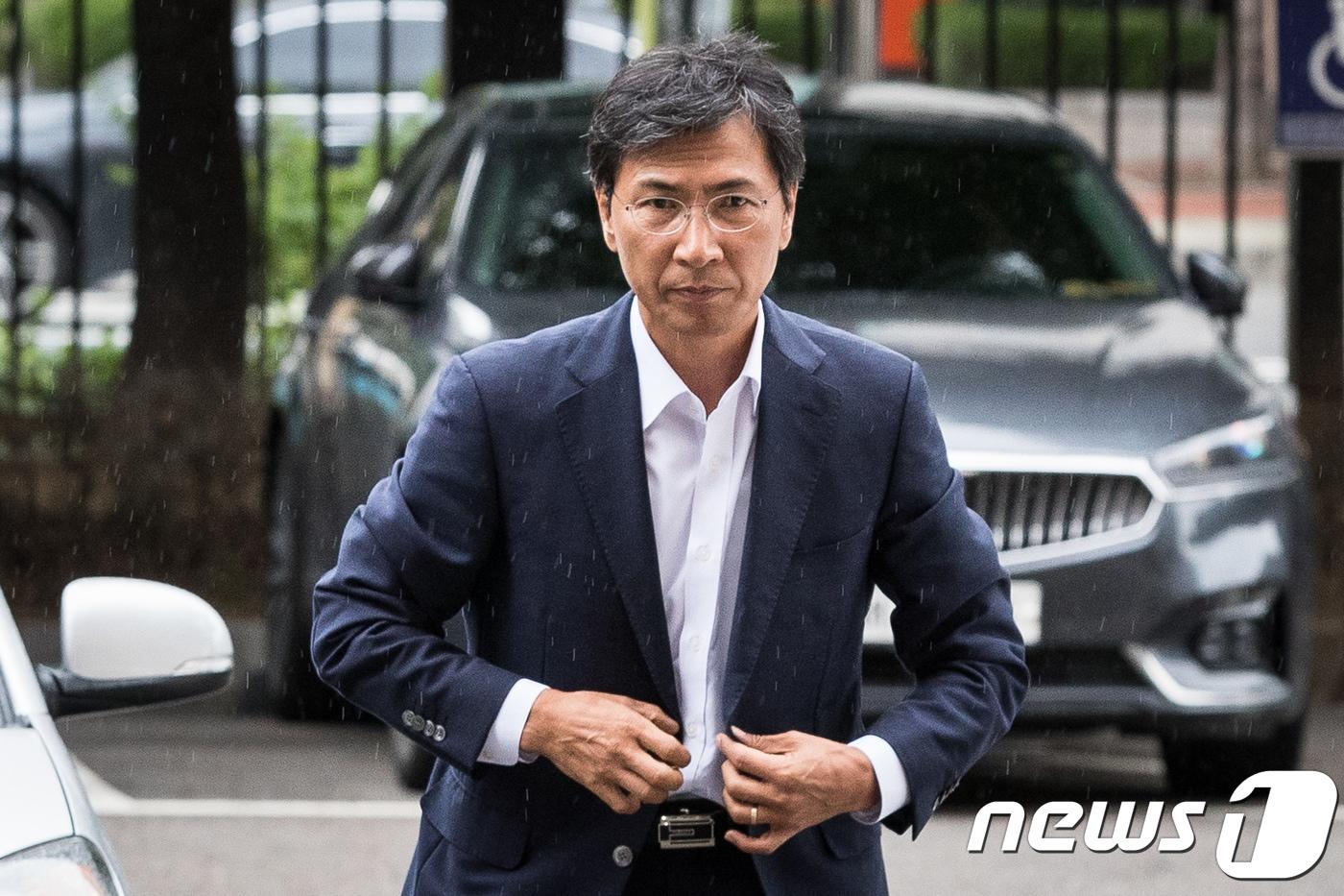 본문 이미지 - 수행비서를 위력으로 성폭행한 혐의 등을 받는 안희정 전 충남지사가 9일 오전 서울 마포구 서부지방법원에서 열린 3차 공판에 출석하고 있다. 2018.7.9/뉴스1 ⓒ News1 유승관 기자