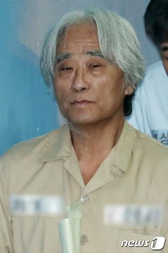 본문 이미지 - 극단원을 상습적으로 강제 추행한 혐의로 구속 기소된 이윤택 전 연희거리단패 예술감독이 서울 서초구 서울중앙지방법원에서 열린 유사강간치상 등 공판에 출석하고 있다. ⓒ News1 민경석 기자