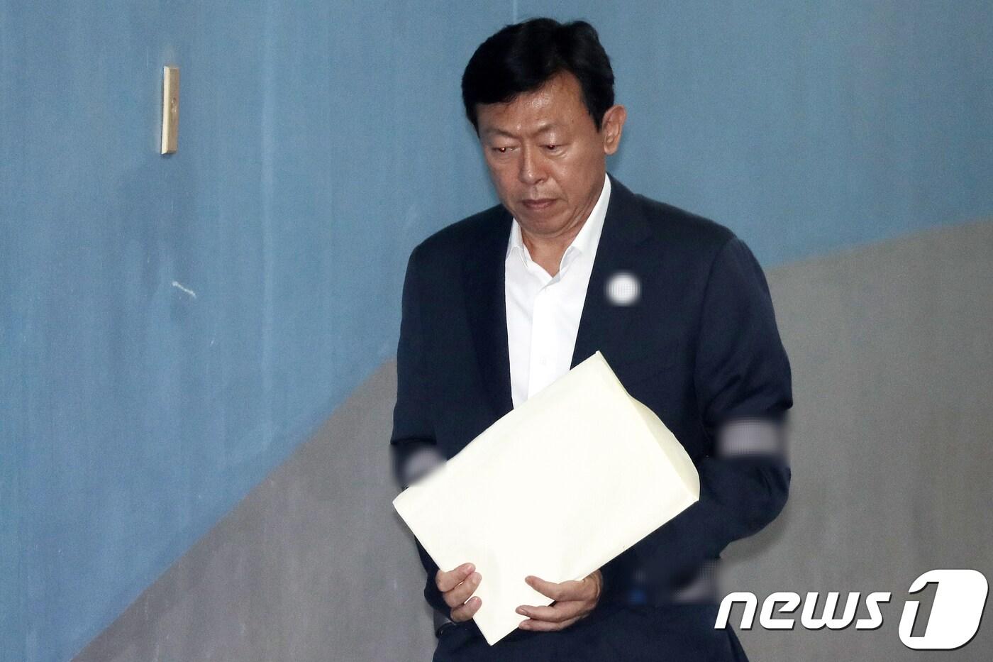 본문 이미지 - 박근혜 전 대통령에게 뇌물을 건넨 혐의로 1심에서 실형을 선고받은 신동빈 롯데그룹 회장이 9일 오후 서울 서초동 서울고등법원에서 열린 항소심 7회 공판에 출석하고 있다. 2018.7.9/뉴스1 ⓒ News1 민경석 기자