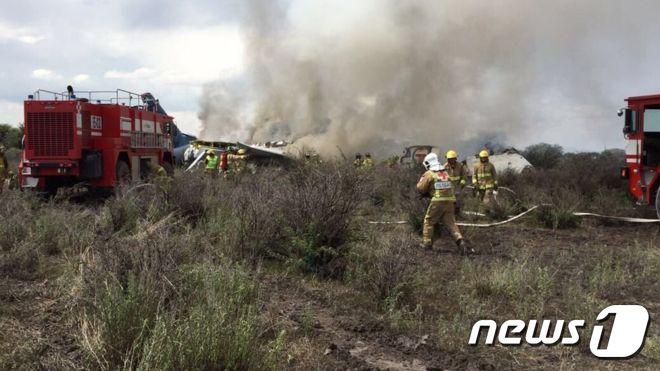 본문 이미지 - 멕시코 항공기가 이륙 중 추락해 소방대원들이 진화에 나서고 있다.(출처=BBC 갈무리) ⓒ News1