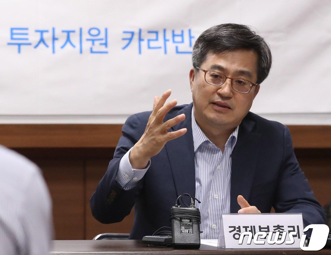 본문 이미지 - 김동연 경제부총리 겸 기획재정부 장관이 1일 서울 성북구 고려대학교 자연계캠퍼스 산학관에서 열린 '민·관 합동 투자지원 카라반' 현장방문에서 산학연협력기술지주회사 운영에 대해 대화를 나누고 있다. 2018.8.1/뉴스1 ⓒ News1 송원영 기자