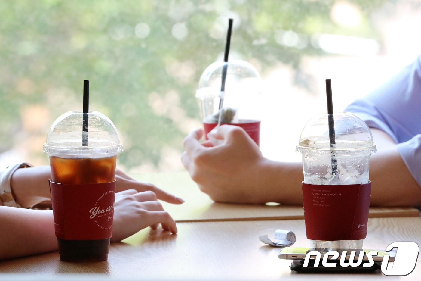 1일 오후 서울 시내 한 카페에서 손님들이  음료를 마시고 있다. 2018.8.1/뉴스1