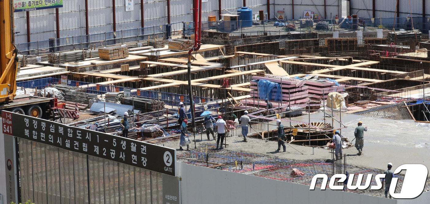 본문 이미지 -  1일 정부세종청사 교육부 앞 복합편의시설 건설현장에서 근로자들이 작업을 이어가고 있다. . 2018.8.1/뉴스1 ⓒ News1 장수영 기자
