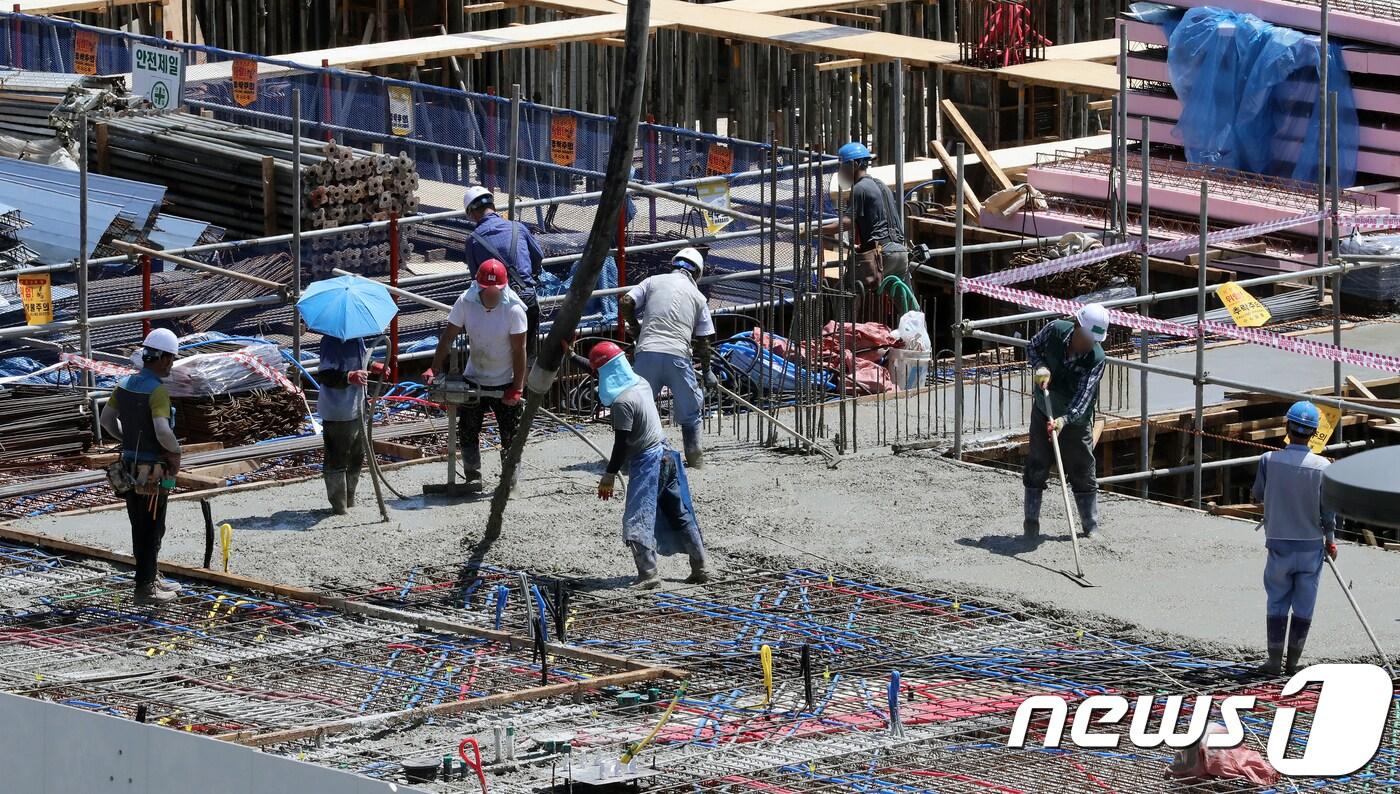 정부세종청사 교육부 앞 복합편의시설 건설현장에서 근로자들이 작업을 이어가고 있다. 2018.8.1/뉴스1 ⓒ News1 장수영 기자