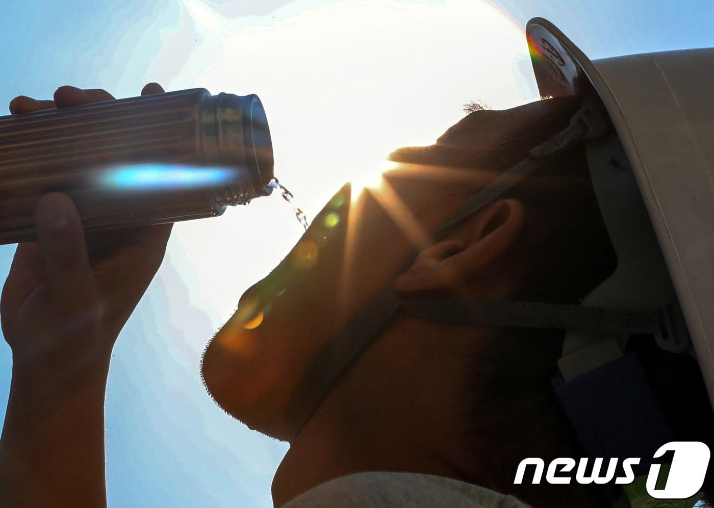 본문 이미지 - 서울 최고 기온이 39.6도로 국내 기상관측 사상 최고치를 기록한 1일 오후 서울시내의 한 공사장에서 근로자가 물을 마시고 있다. 2018.8.1/뉴스1 ⓒ News1 허경 기자