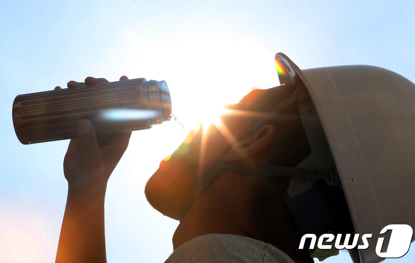 본문 이미지 - 서울시내의 한 공사장에서 근로자가 물을 마시고 있다. /뉴스1 ⓒ News1 허경 기자