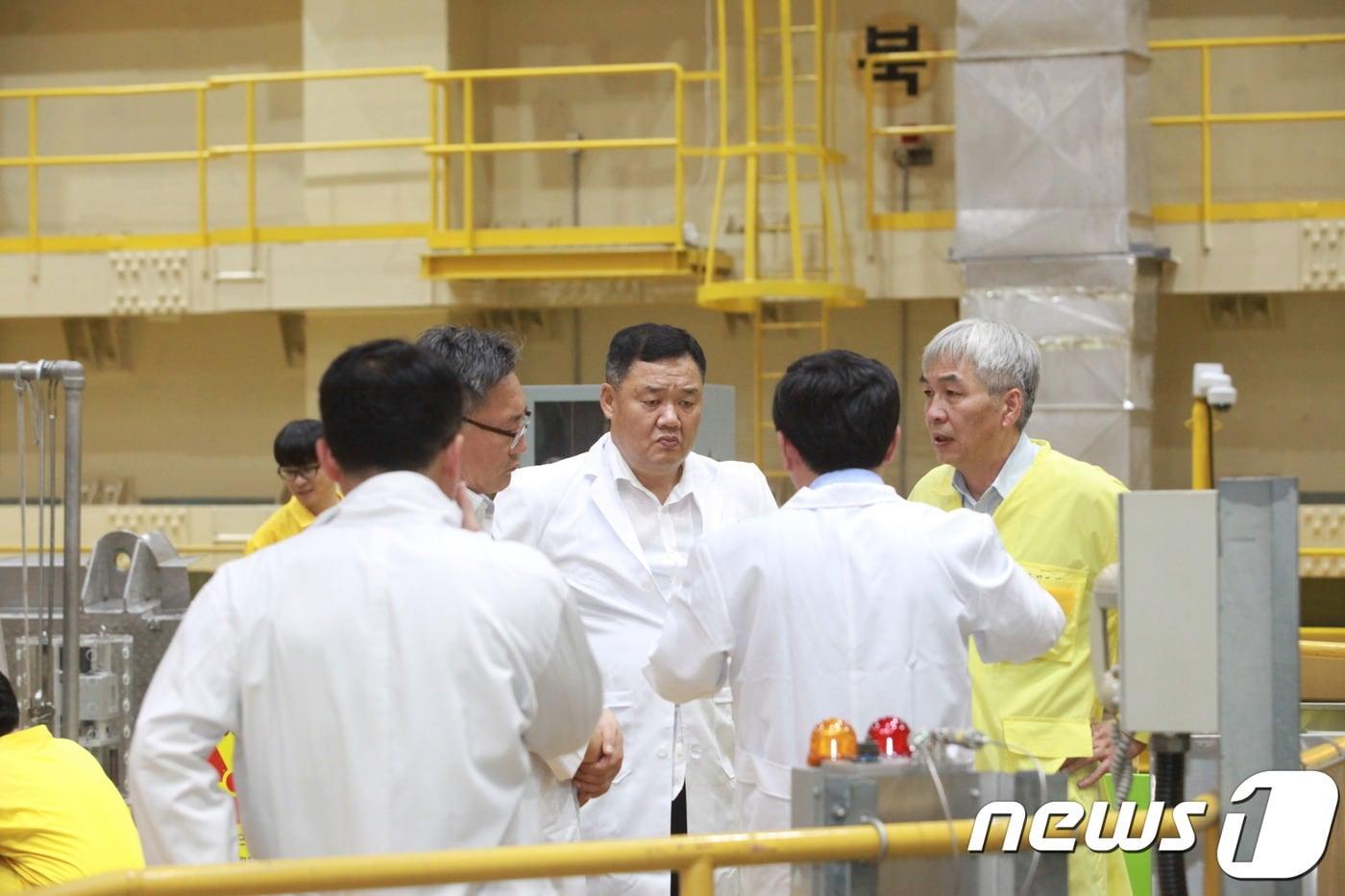 본문 이미지 - 구본환 대전시의원이 1일 한국원자력연구원을 방문, 가동이 중단된 하나로 원자로를 살펴보고 있다.(대전시의회 제공)ⓒ News1