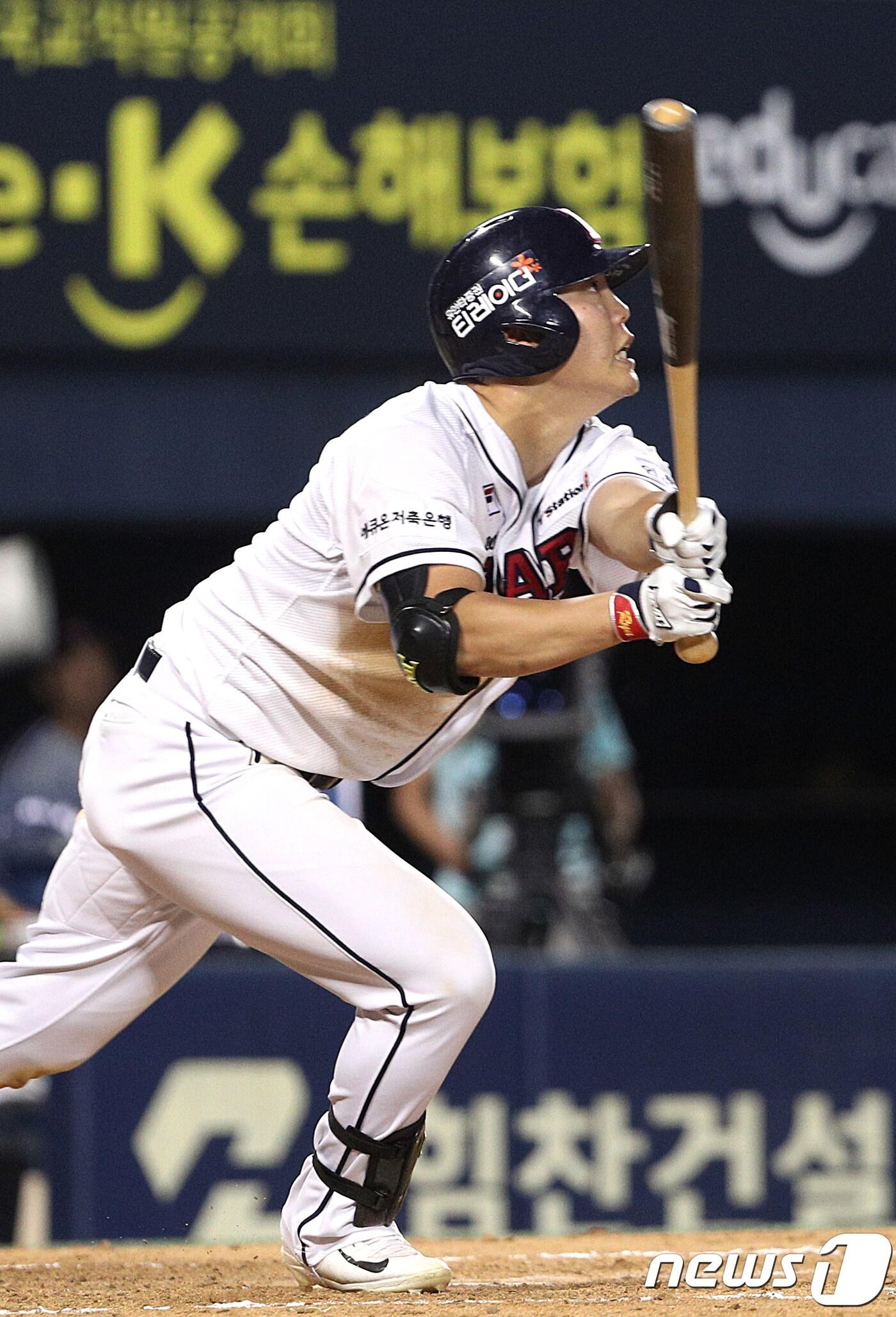 본문 이미지 - 1일 오후 서울 송파구 잠실야구장에서 열린 프로야구 2018 신한은행 마이카 KBO리그 LG트윈스와 두산베어스의 경기 4회말 두산 공격 무사 1루 상황에서 두산 류지혁이 적시타를 치고 있다. 2018.8.1/뉴스1 ⓒ News1 신웅수 기자