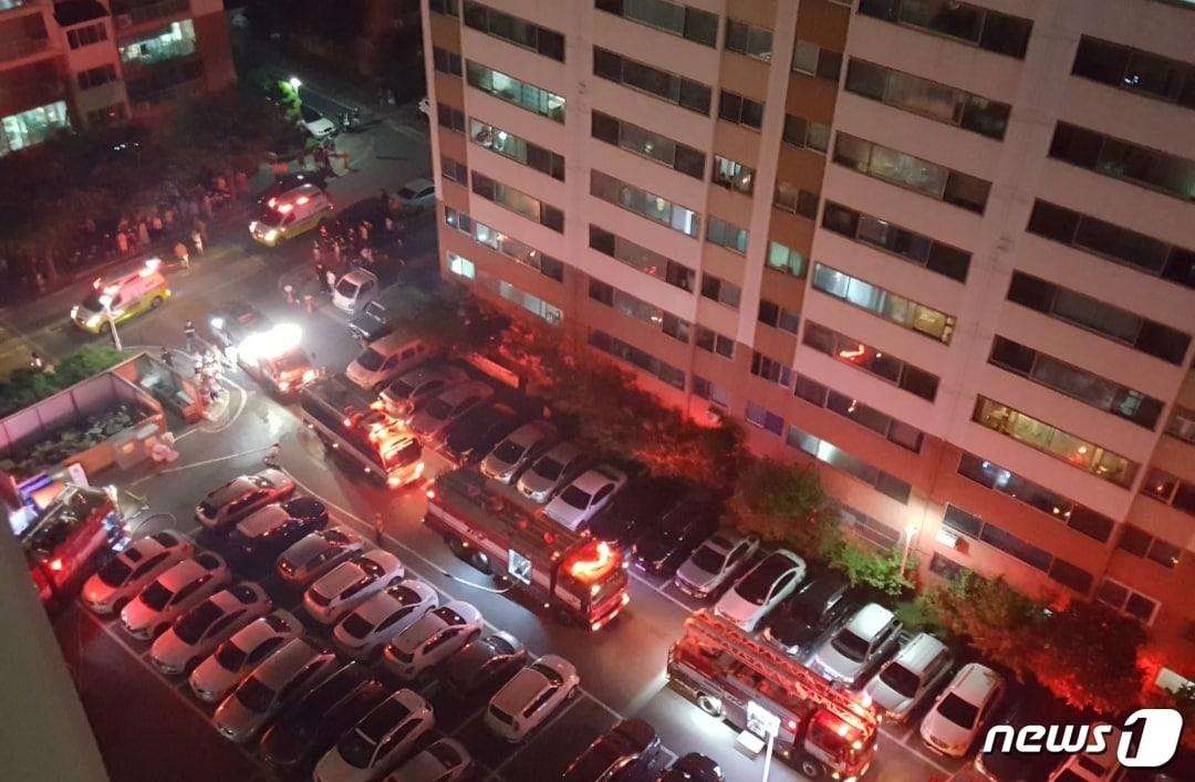 본문 이미지 - 9일 오후 11시8분쯤 충북 청주시 상당구 금천동의 한 아파트에서 원인을 알 수 없는 불이 났다. (독자제공)ⓒ News1