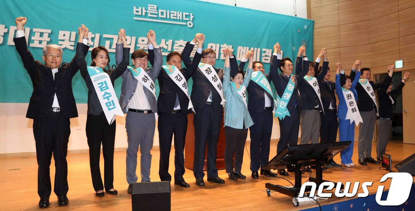 본문 이미지 - 10일 오후 서울 여의도 국회의원회관에서 열린 바른미래당 예비경선 후보자 정견발표회에서 당대표·최고위원 후보들이 기념촬영을 하고 있다. 왼쪽부터 김동철 비상대책위원장, 김수민 후보, 하태경 후보, 김영환 후보, 장성철 후보, 신용현 후보, 정운천 후보, 장성민 후보, 이수봉 후보, 이준석 후보, 권은희 후보, 손학규 후보, 김삼화 선거관리위원장. 2018.8.10/뉴스1 ⓒ News1 안은나 기자